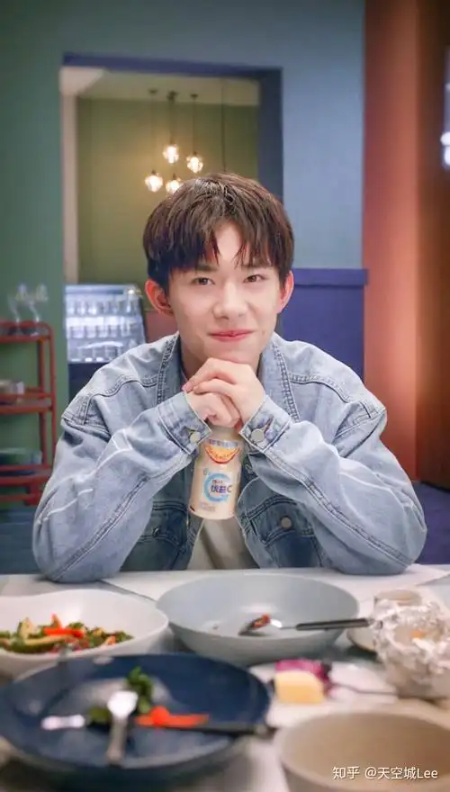 有没有易烊千玺的超甜梨涡照?