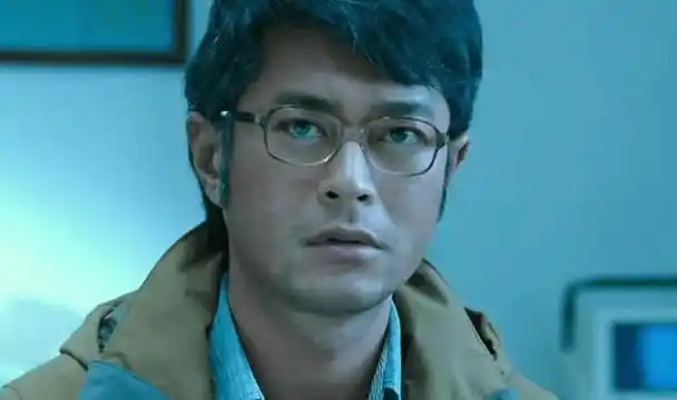 古天乐的肤色依然偏黑,他身穿皮衣并搭配白色衬衫,整体给人一种非常有