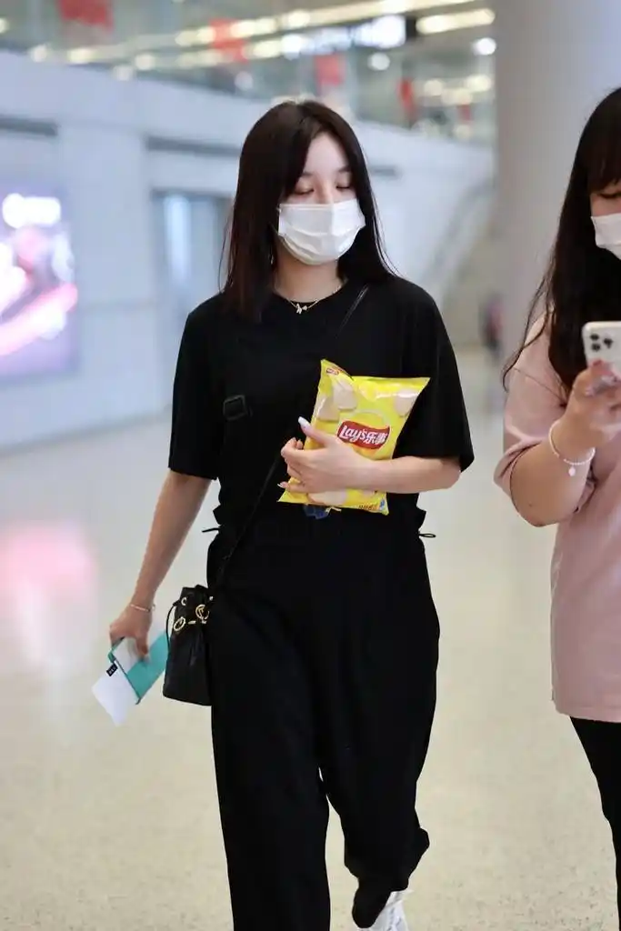 宋雨琦口罩遮面低调现身机场