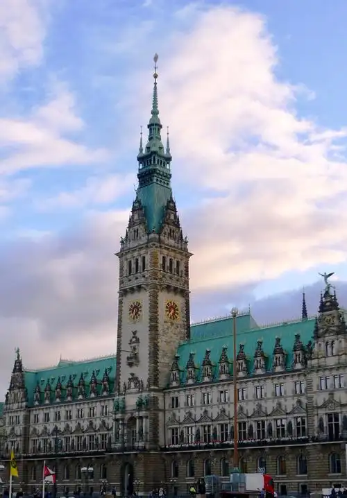 市政厅建筑精美而富丽堂皇,十分漂亮,市政厅内院和大厅对外开放.