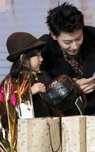 图黄子韬跟谁生的女儿网友称其与黄子韬的帅气外型很般配