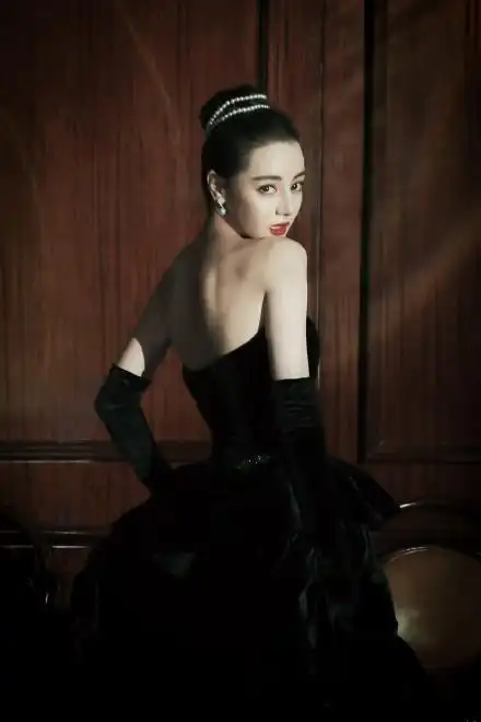 迪丽热巴赫本风造型直接封神