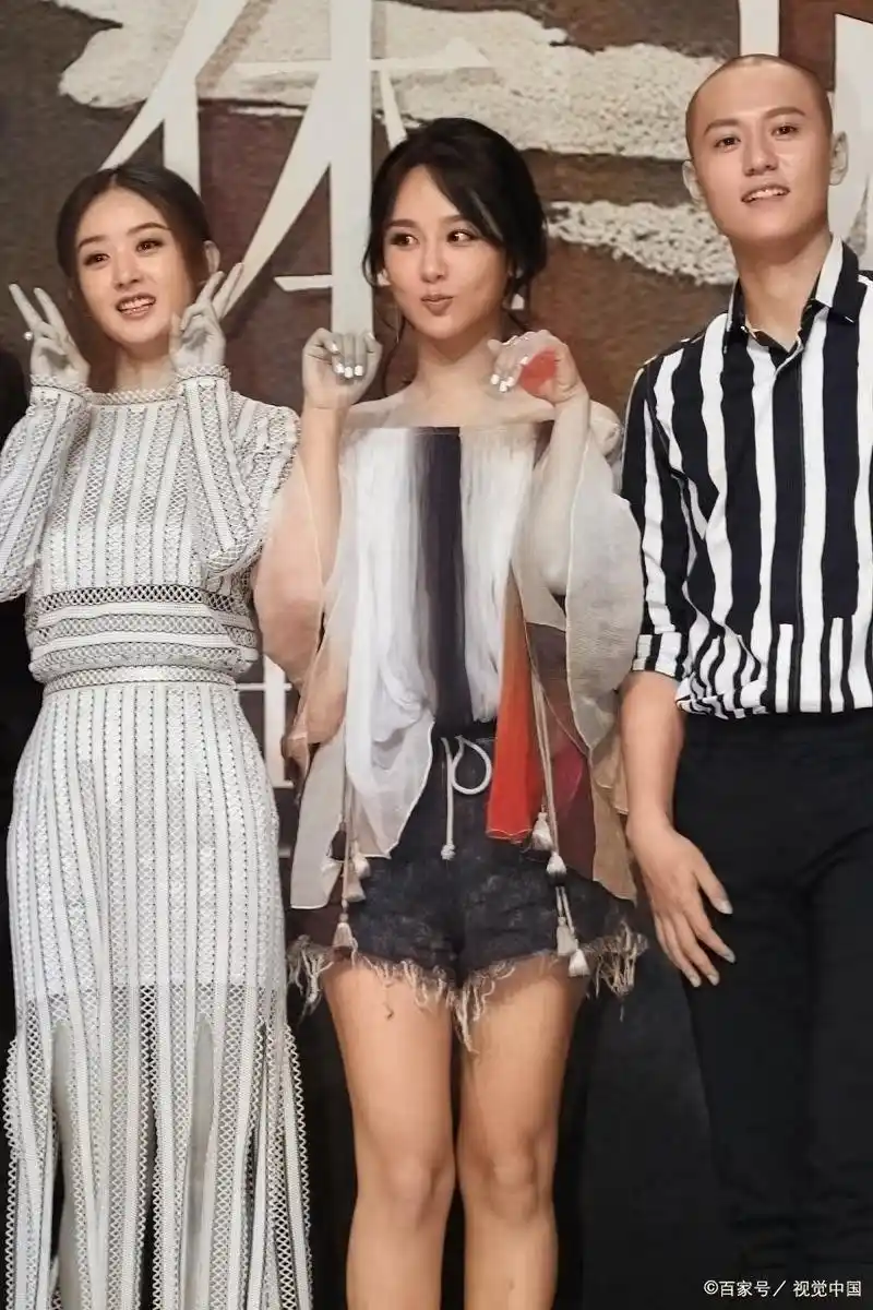 身高165的赵丽颖和身高167的杨紫在同一个框架里.