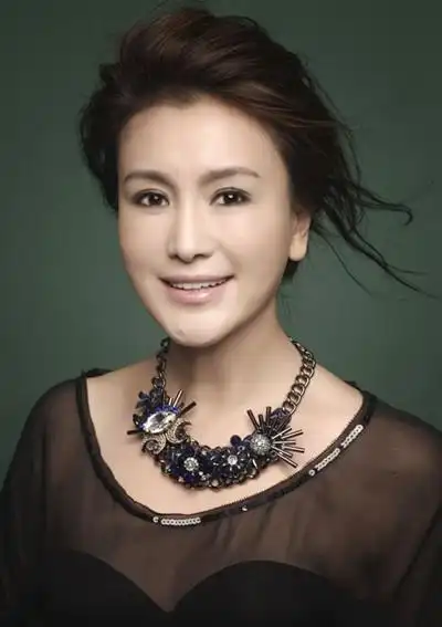 曾最美女警花,爆红嫁大自己23岁男友,今丈夫逝去,她容颜大变