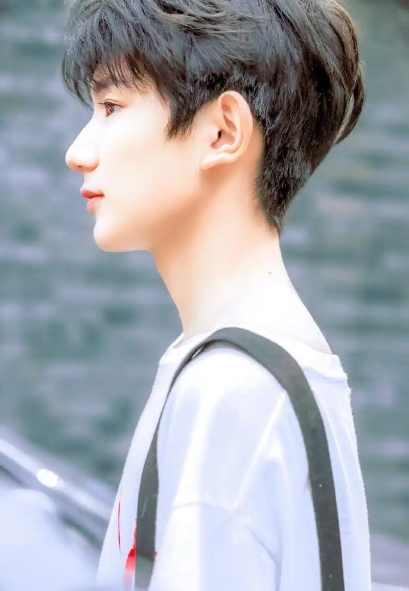 【王源  侧颜】  精品下颌线和星星眼,侧脸就是超级帅  图片cr:网络