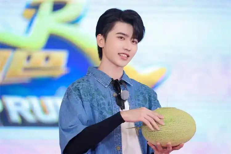 今晚蔡徐坤全新单曲hugmelive首秀奔跑吧打造大漠落日限定舞台