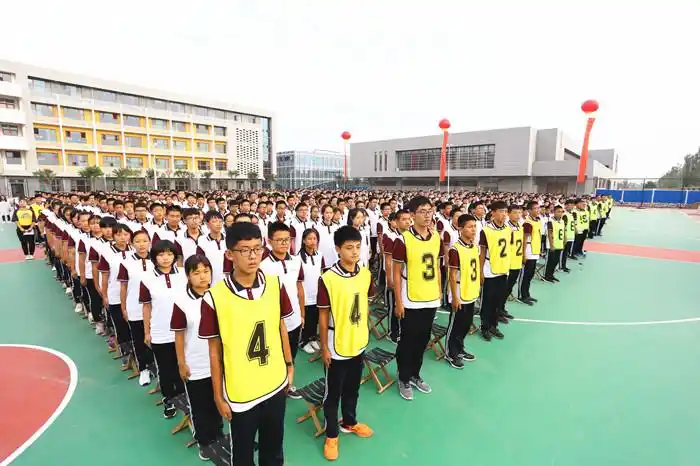 邢台精英中学隆重举行第一个开学典礼