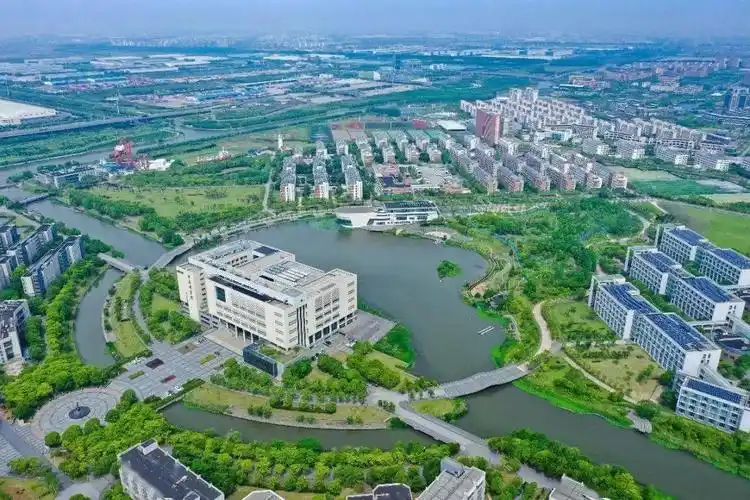 经过的海燕山一个熟悉又新鲜的夏日海大吧全景式俯瞰让我们跟随航拍镜