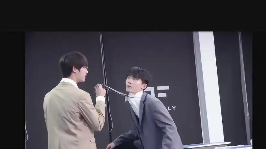 时代少年团写真拍摄花絮丁程鑫扯马嘉祺领带马嘉祺惊讶的变成表情包