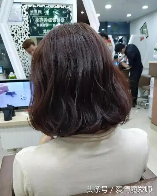 女人四十岁后烫发,多选这3种,气质又时尚(2021短发型图片女减龄烫发)