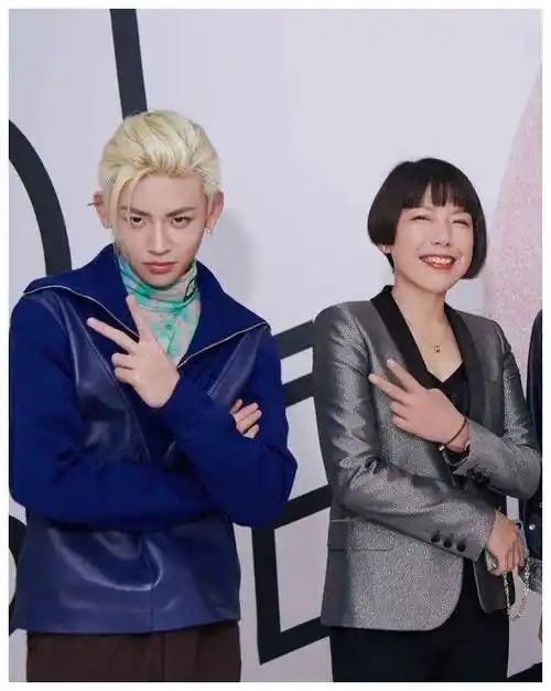 小鬼_穿着_哥哥