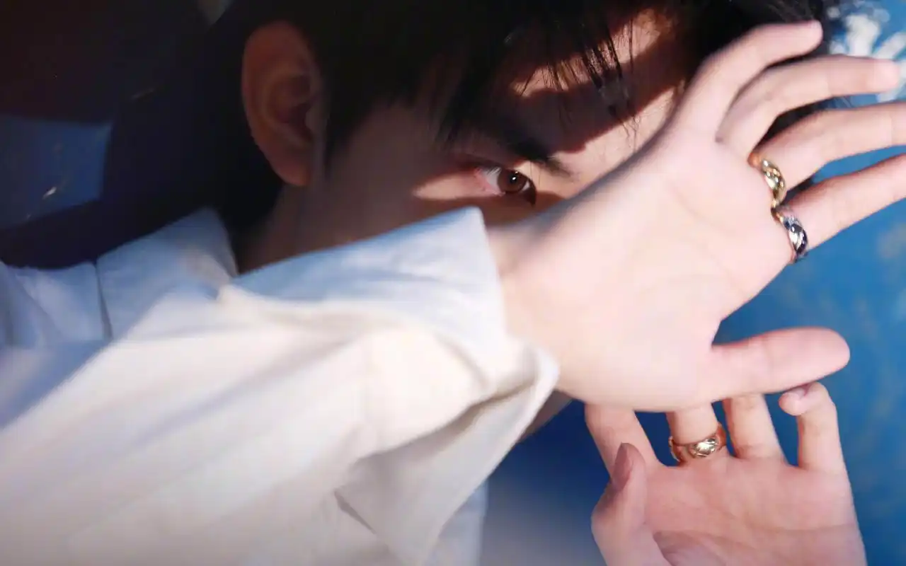 易烊千玺时尚帅气写真图片桌面壁纸