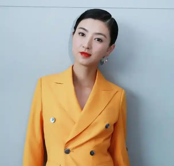 爆红背后的幸福生活 斓曦因笑容中的两颗小虎牙不符导演要求,竟主动找