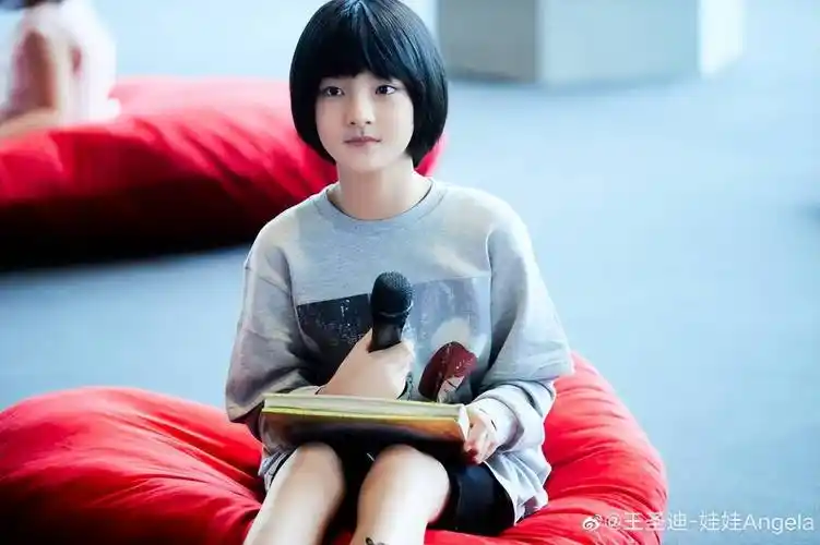 小baby王圣迪晒照清纯有活力超高颜值惹人爱