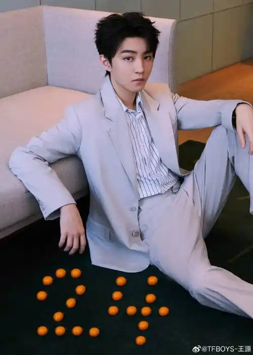 王俊凯24岁生日,工作室晒其背影帅照,易烊千玺王源齐送祝福_模样_照片