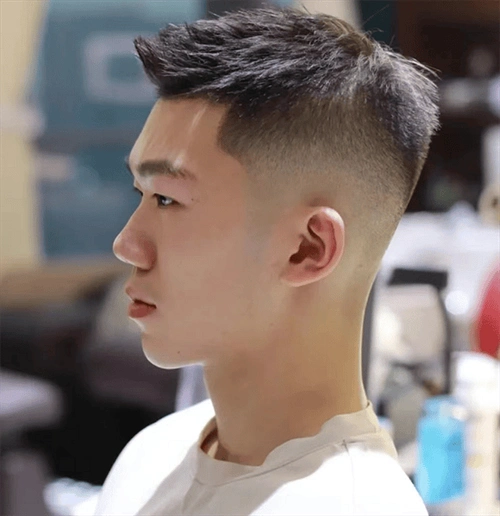 铲青发型非常受男士的欢迎,可以搭配任何的发型,还可以进行个人