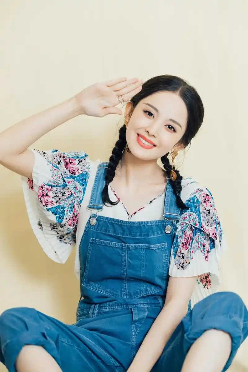 原创古力娜扎看起来最多18岁穿背带裤扎麻花辫可爱到家了