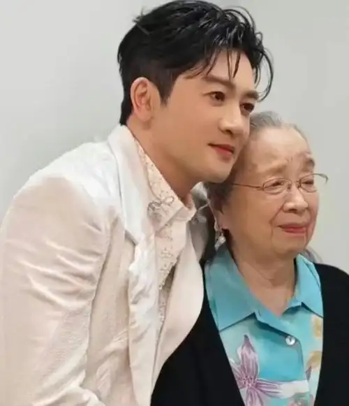 苏有朋演唱会惊现众明星,高圆圆,陈紫函,陈秀丽,李明启等现身