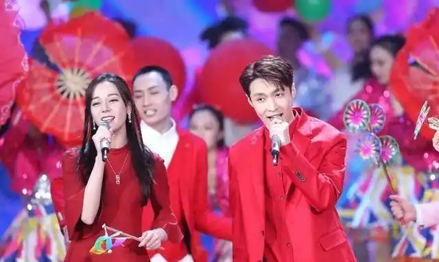 迪丽热巴在春晚大放光彩,和张艺兴同台网友直呼般配