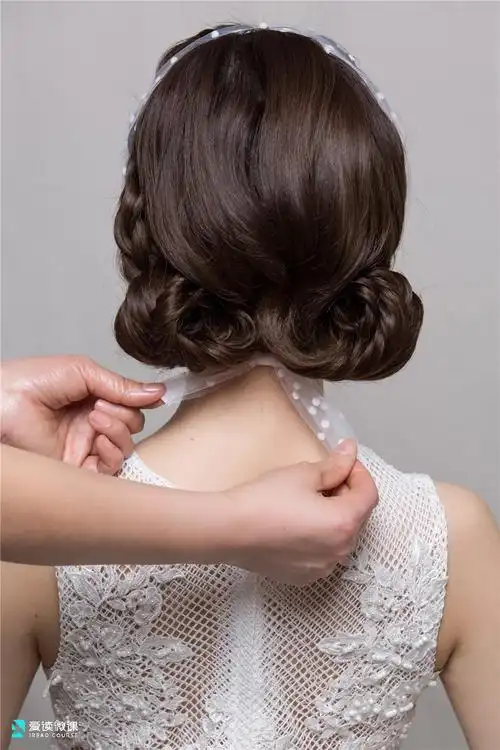 少女型造型——漂亮小姐姐的双尾编盘发