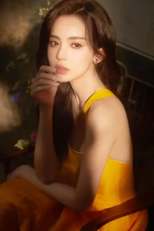 日光温柔,繁花拥簇,娜扎写真满满童话氛围感,身穿黄色长裙的娜扎彷佛