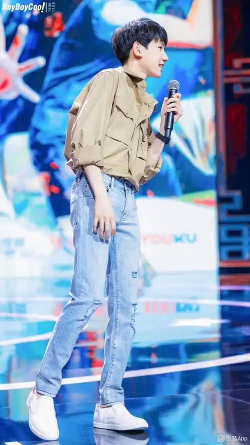 王源卡其衬衫配牛仔裤干净而阳光太吸人