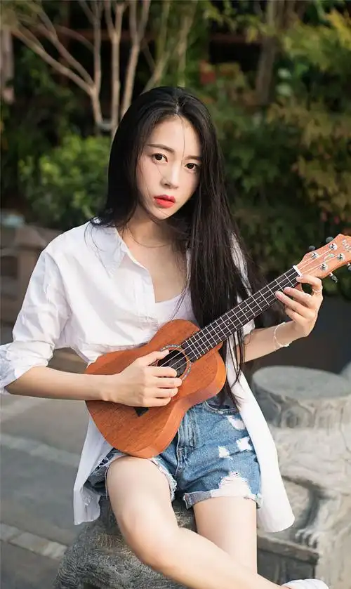 人像摄影:长发女孩独自弹着吉他,修长美腿成为亮点