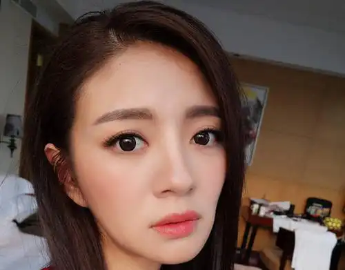 安以轩晒自拍照 右侧鼻孔神秘消失