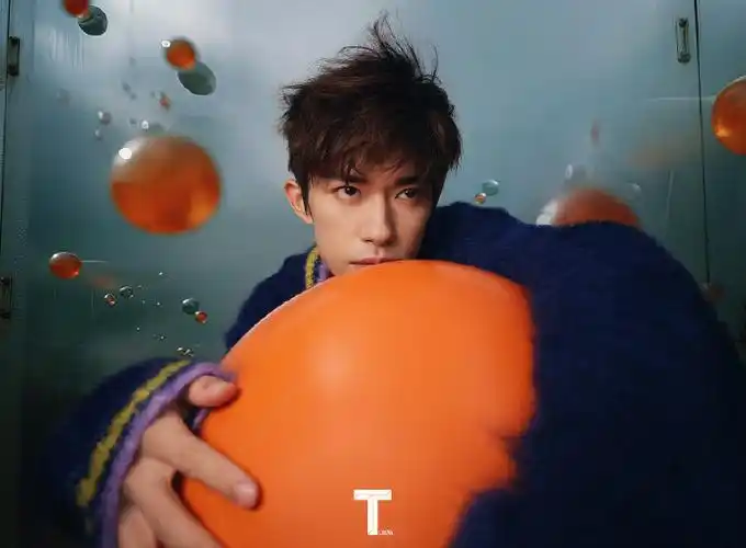 易烊千玺新封面拍摄灵感:来自千玺2021年在微博上分享的一个dv视频