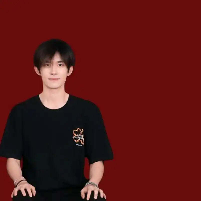 你们催的照片来了,评论区自取哈#红底合照 #易烊千玺 #易烊 - 抖音