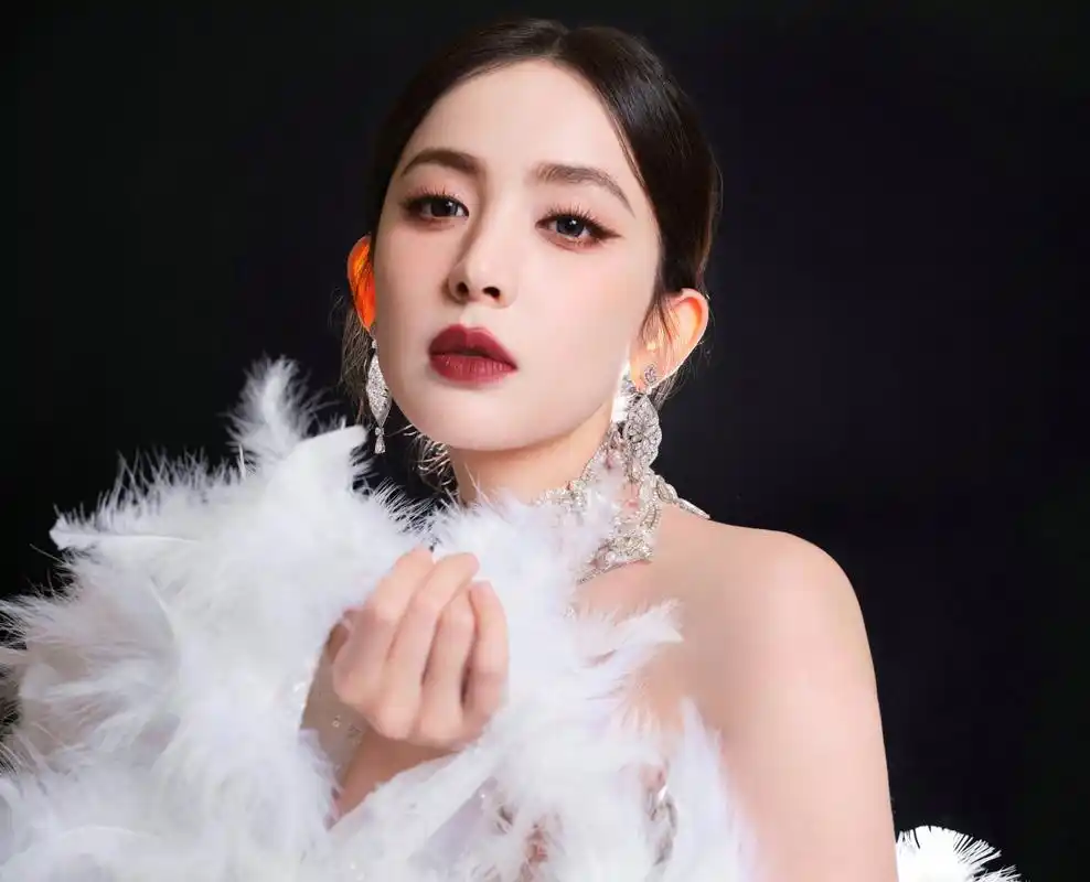 古力娜扎今晚一套羽毛透视礼服亮相,大胆且亮眼的造型,也让人联想到