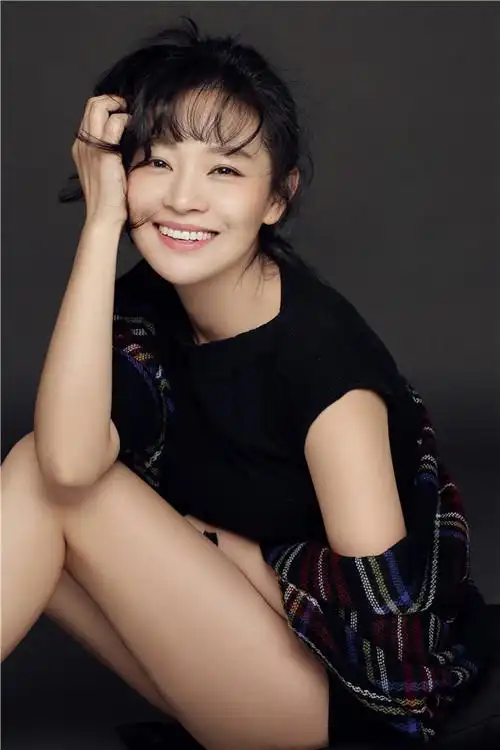 王维维笑容治愈 苹果辫展少女感