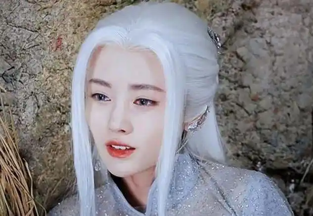 她在《仙剑》中饰演紫萱的白发造型,让观众看的有些伤感,有些忧愁