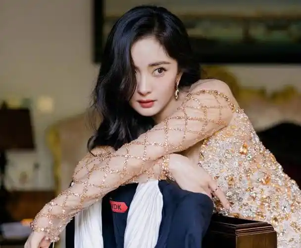 杨幂午后阳光大片曝光,媚眼如丝太撩人,一双大长腿更是堪称一绝_时尚