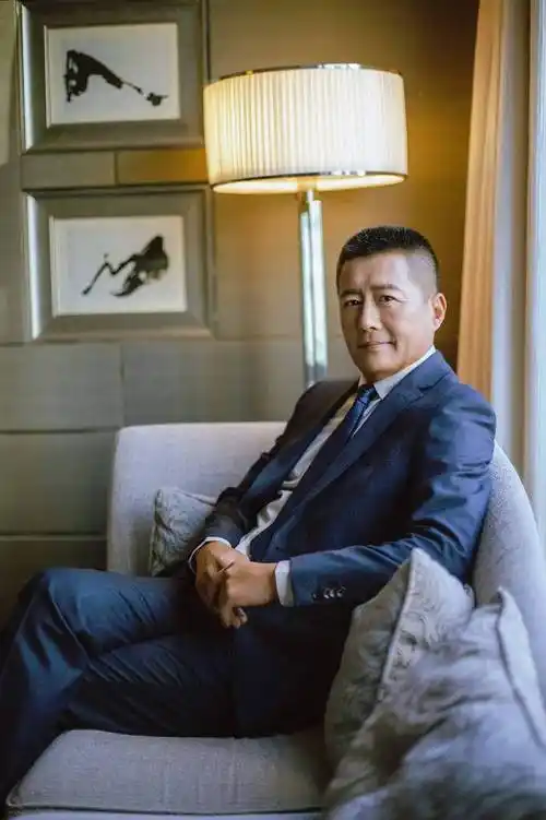 高曙光亮相时尚活动 叔圈天菜气质尽显|西装|演员|修身_网易订阅