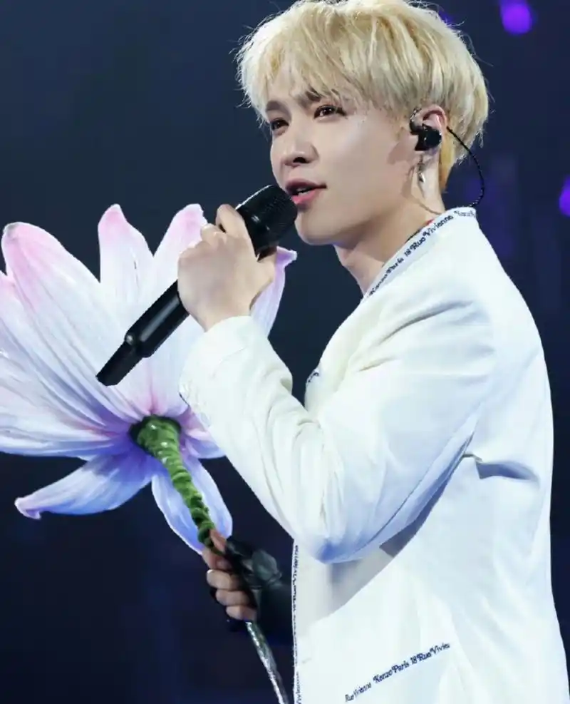 张艺兴大连开演唱会,一套白西装在舞台上看起来阳光时尚,星味十足.