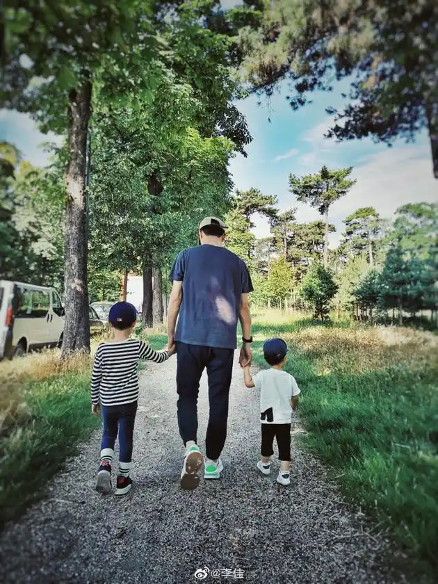 靳东妻子晒照为小儿子庆生父子三人手牵手显温馨