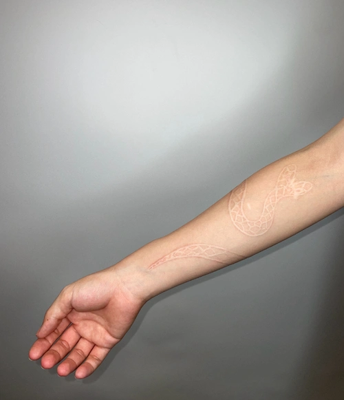 手臂双头蛇肉雕纹身