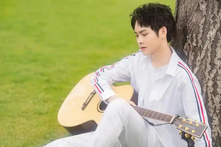 洪雨雷新单曲《之间》首发 深情不减忆初见