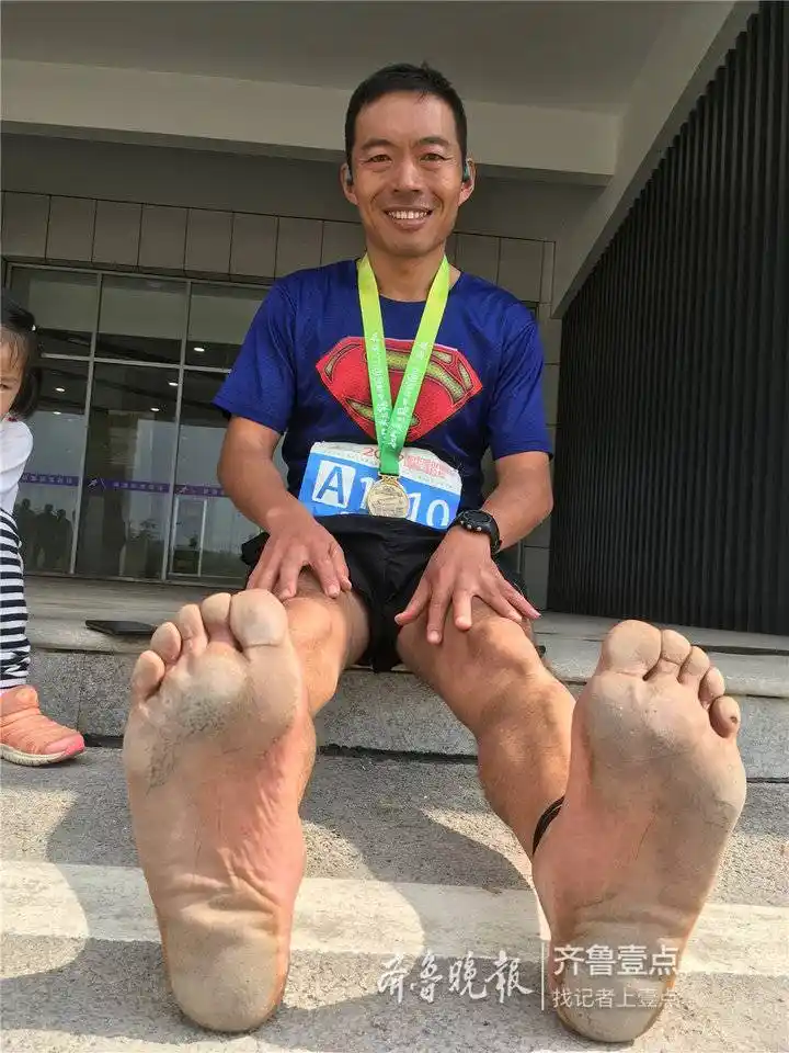 光脚的不怕穿鞋的这名济宁选手光脚跑完枣庄马拉松全马