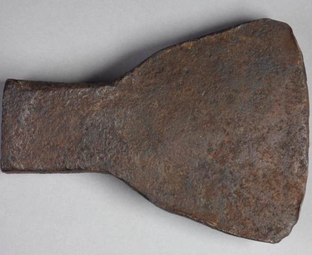 西汉 铁斧头(正面) 大英博物馆藏