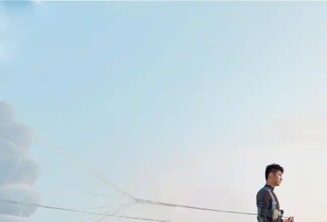 黄景瑜海边拍大片,造型风格各异,这颜值谁扛得住啊