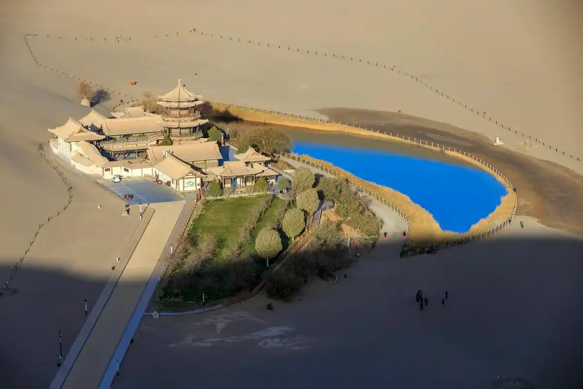 嬉行记# 敦煌大月牙湖,位于中国甘肃省敦煌市境内,是一块壮丽的兹然