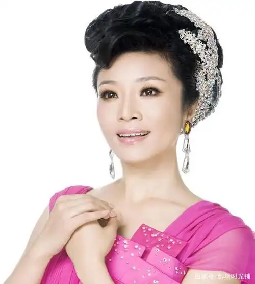 歌手李丹阳25岁成名爱唱歌有孝心又热心公益如今55岁未结婚