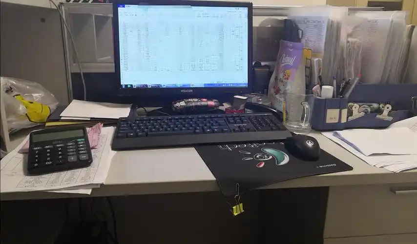 入职不到三个月的新人小会计的工位