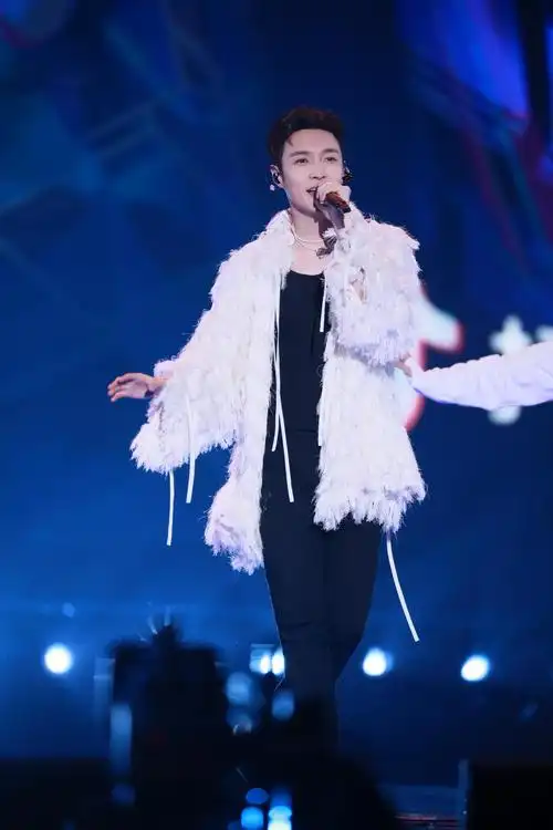 张艺兴东方卫视跨年舞台造型飞天祖国不会忘记陪着你