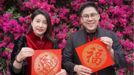 霍震霆的个人资料简介及家世,霍启刚晒一家人合照 - 歌词译