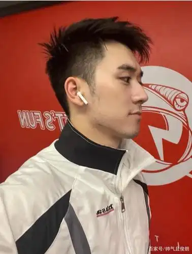 这种长相帅气的大男孩做男朋友是极好的