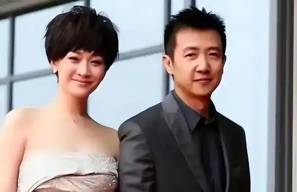 尽管李小冉已决心与男友分手,并投身于娱乐圈,但男友却坚决反对,甚至