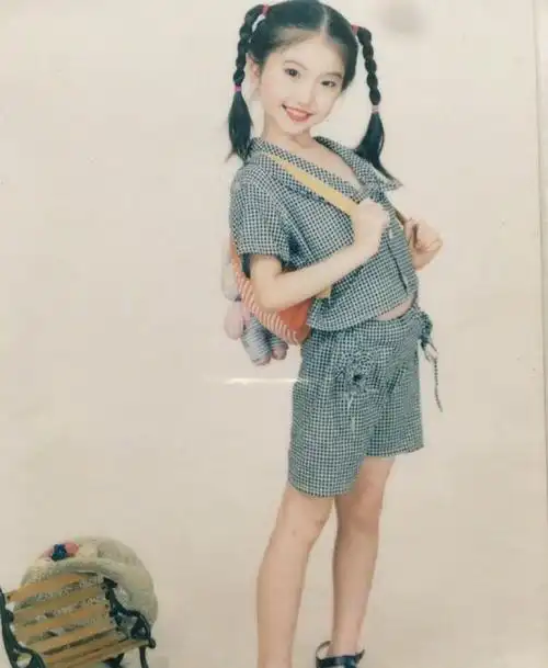 被宋祖儿张嘉倪的童年照萌到了,陈妍希温碧霞小时候好"路人"_网易订阅